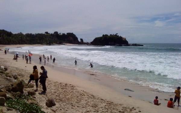 pantai Klayar Pacitan dari arah Barat ke Timur View pantai Klayar Pacitan dari arah Barat ke Timur