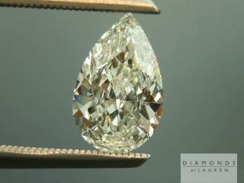 colroless pear shape diamond