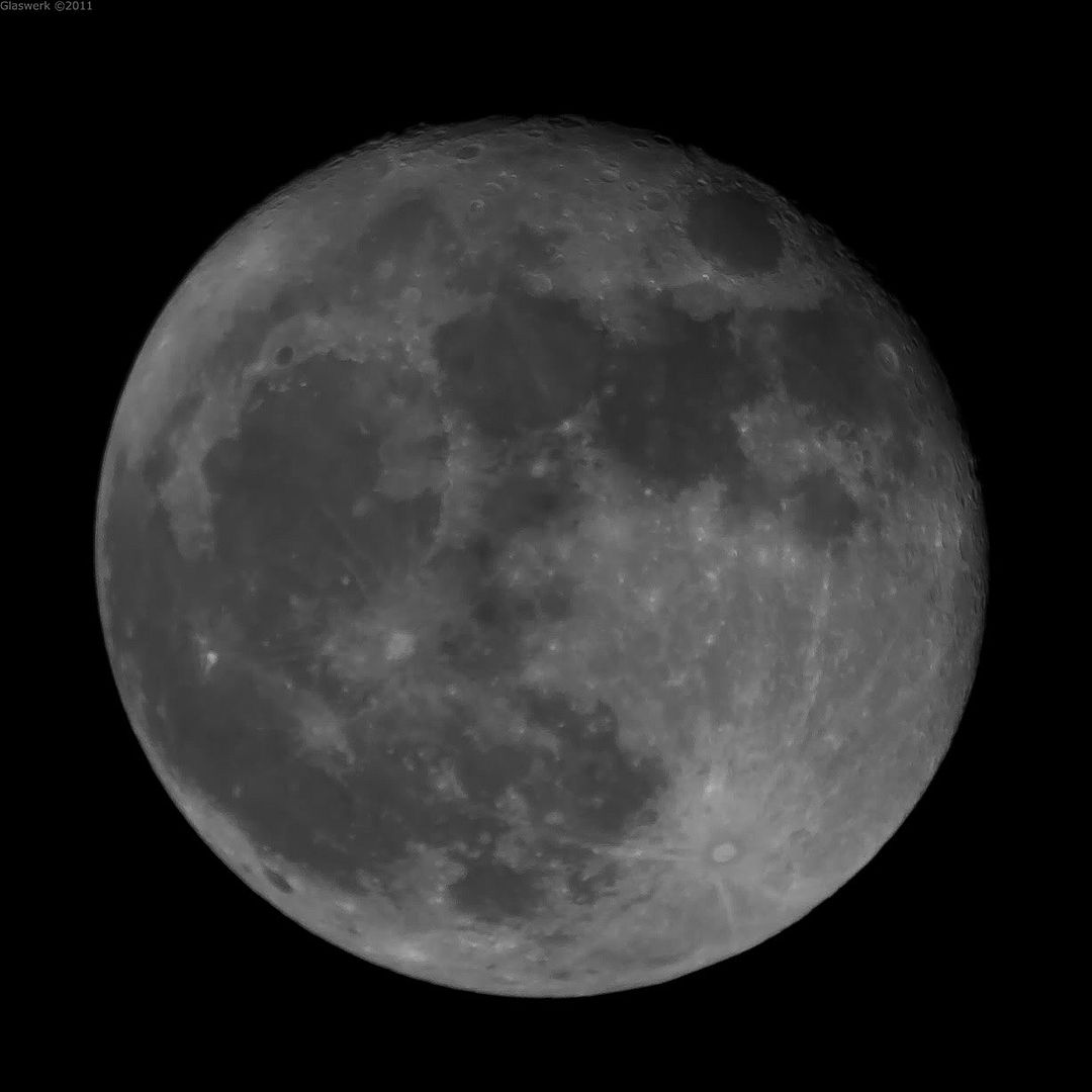 Maan - gefotografeerd op 21 maart 2011 om 00:04:04 uur Maan - gefotografeerd op 21 maart 2011 om 00:04:04 uur
