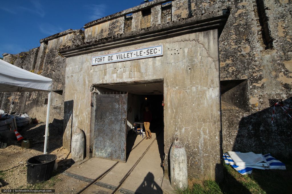 Fort de Villey le Sec. Часть 2 - Reduit редута, форта, орудия, которые, снарядов, сооружения, вокруг, снимке, пушки, кофра, солдат, башенки, стороны, можно, которой, помещения, ВиллелеСек, центре, 155мм, между