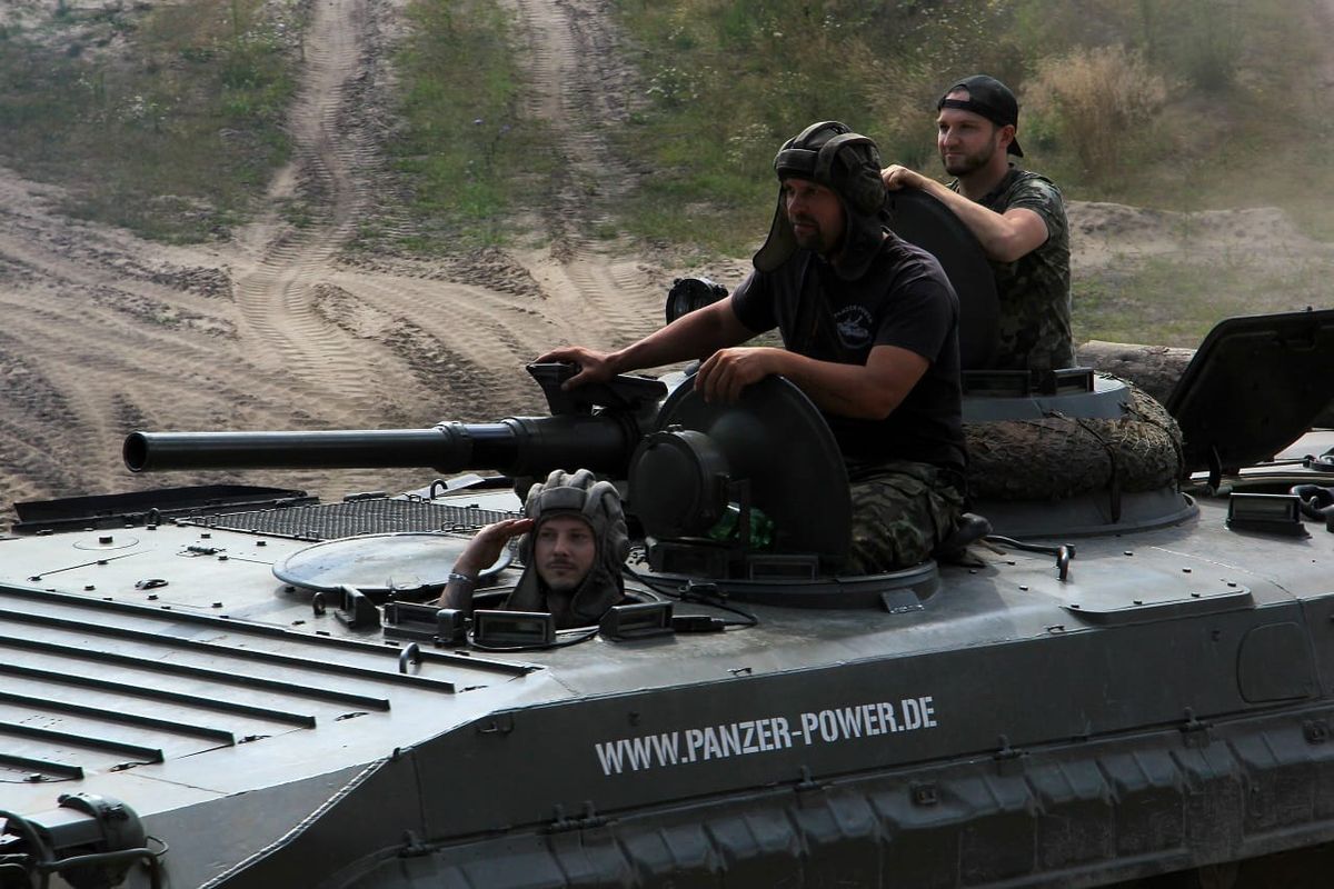 Покатушки на БМП-1 в Мальвинкеле Покатушки на БМП-1 в Мальвинкеле машины, можно, место, боевой, который, машина, техники, десантного, будет, очень, оружия, машине, которые, покатушки, также, трассе, командира, Восточной, внутри, рулем