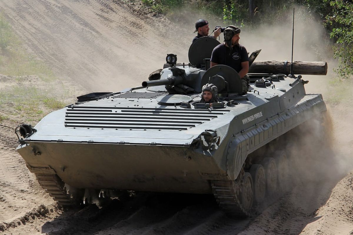 Покатушки на БМП-1 в Мальвинкеле Покатушки на БМП-1 в Мальвинкеле машины, можно, место, боевой, который, машина, техники, десантного, будет, очень, оружия, машине, которые, покатушки, также, трассе, командира, Восточной, внутри, рулем