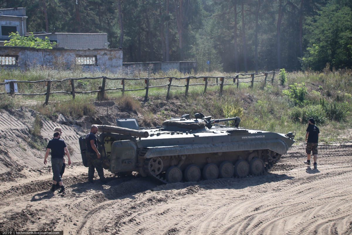 Покатушки на БМП-1 в Мальвинкеле Покатушки на БМП-1 в Мальвинкеле машины, можно, место, боевой, который, машина, техники, десантного, будет, очень, оружия, машине, которые, покатушки, также, трассе, командира, Восточной, внутри, рулем