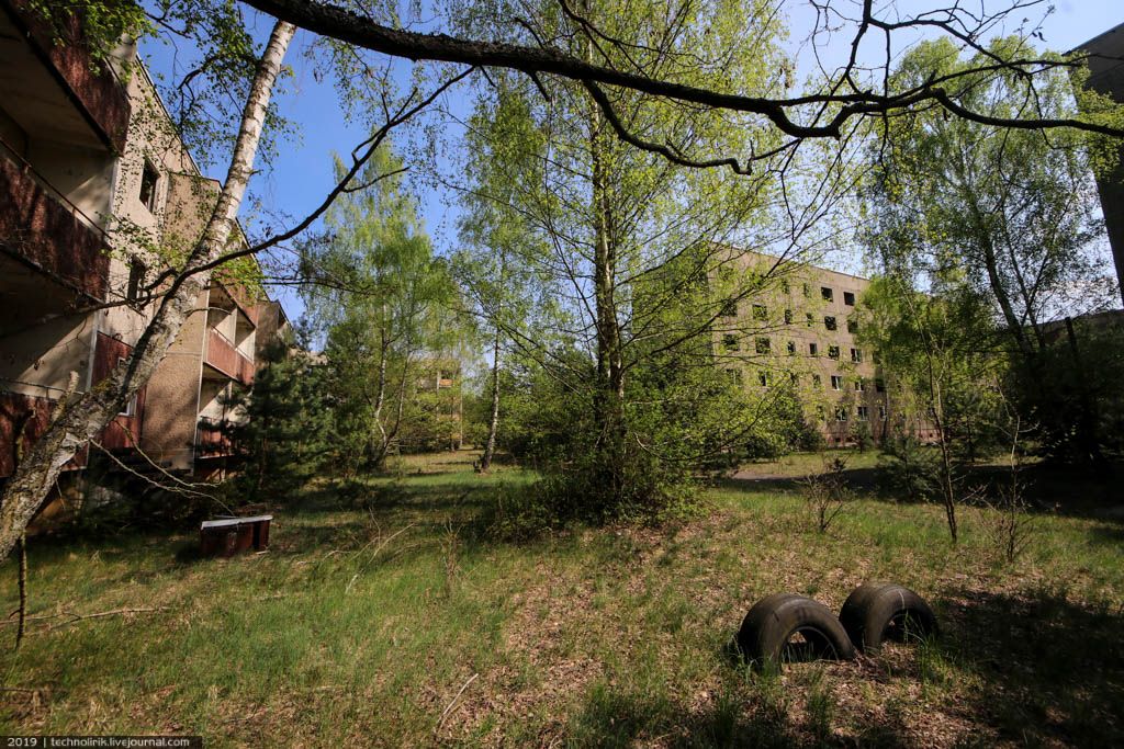 Ушли городок. Город Припять заброшенный улицы. Город Припять заброшки. Припять дворы. Заброшенные панельки Припять.