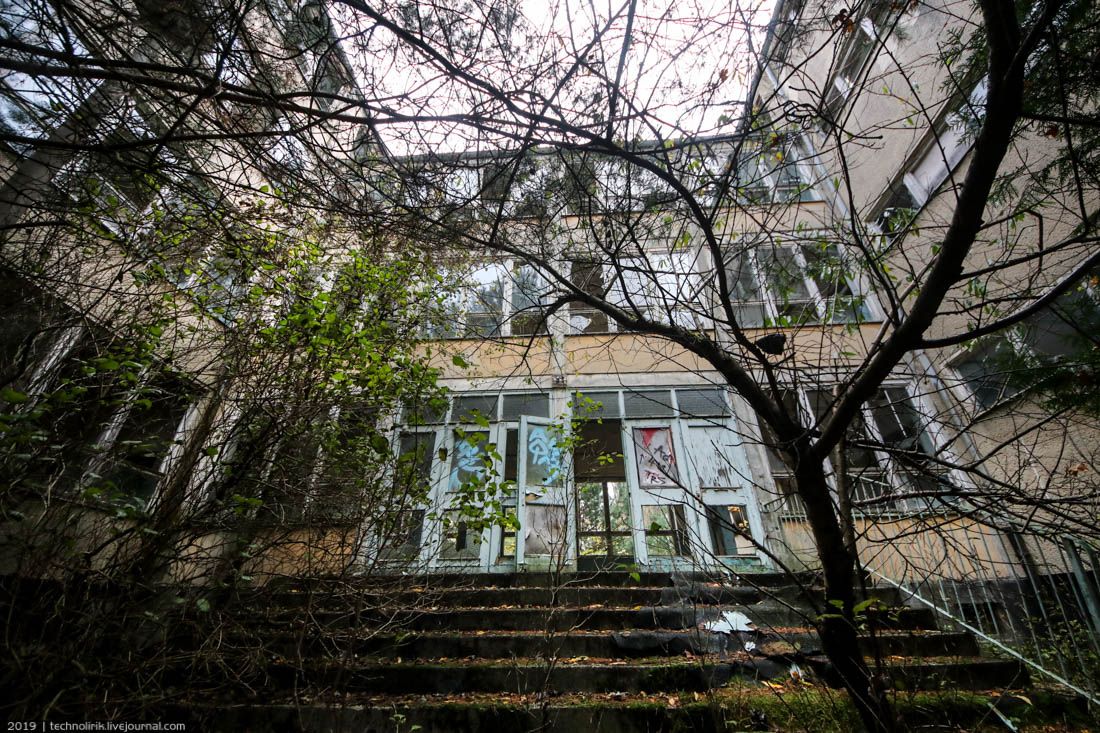 Шперенберг: ГДО и Школа №137 Шперенберг: ГДО и Школа №137 школы, корпуса, офицеров, городка, корпус, очень, одном, выглядит, крышу, городок, полностью, только, место, города, здания, этажа, можно, между, помещений, снимков