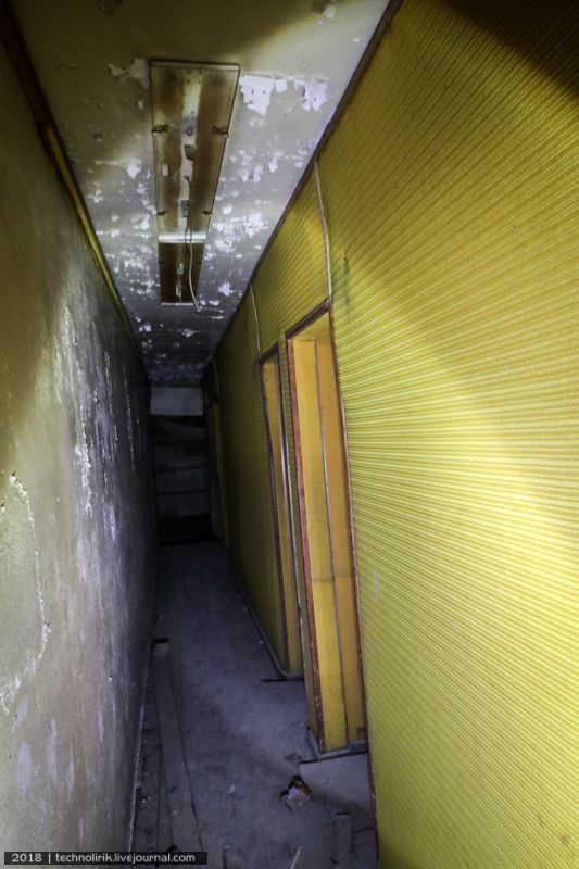 A corridor from which access is provided to small rooms overlooking the auditorium. ©technolirik@livejournal.com