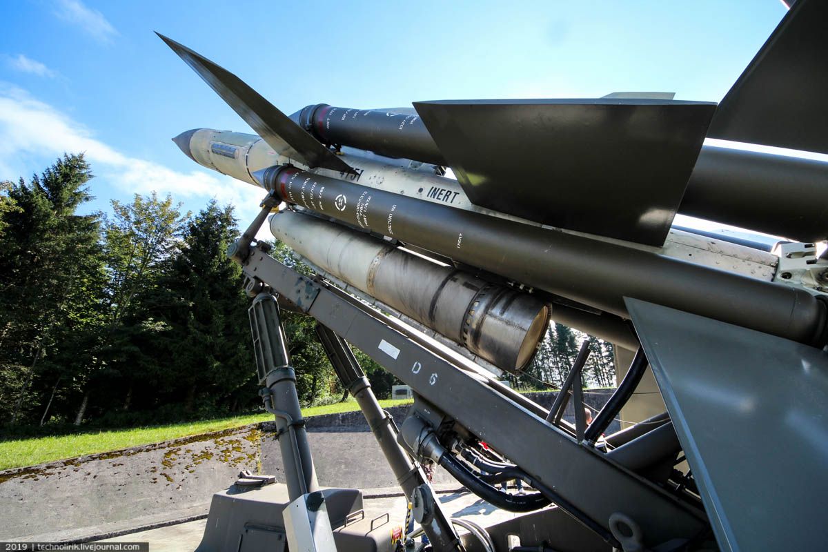 Bloodhound BL-64 - британские ракеты на защите швейцарского неба от советских бомбардировщиков Bloodhound BL-64 - британские ракеты на защите швейцарского неба от советских бомбардировщиков ракеты, управления, комплекса, Швейцарии, ракет, Bloodhound, двигателей, время, центр, этого, позиций, случае, также, бункер, системы, командный, ЗРК Bloodhound, позиции, которой, радара