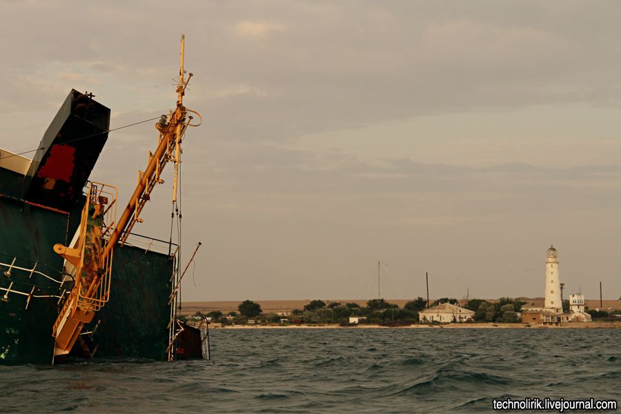 The wreck with the Tarkhankut lighthouse in the background. By Alex Technolirik – LiveJournal @technolirik